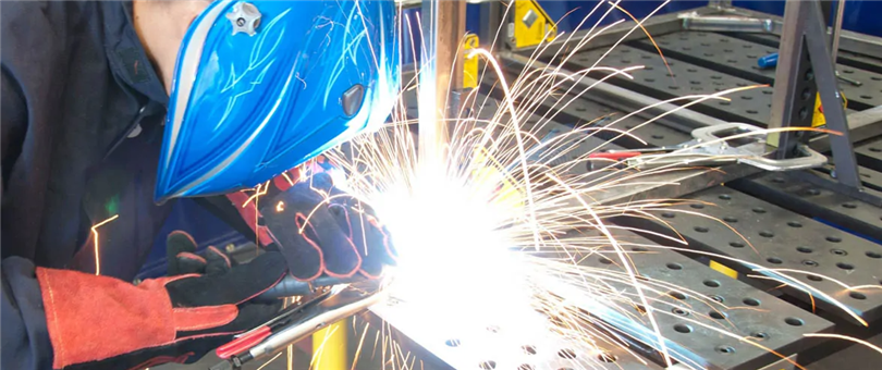 Profesionalni sto za zavarivanje u radionici – čelična ploča sa rasterom rupa